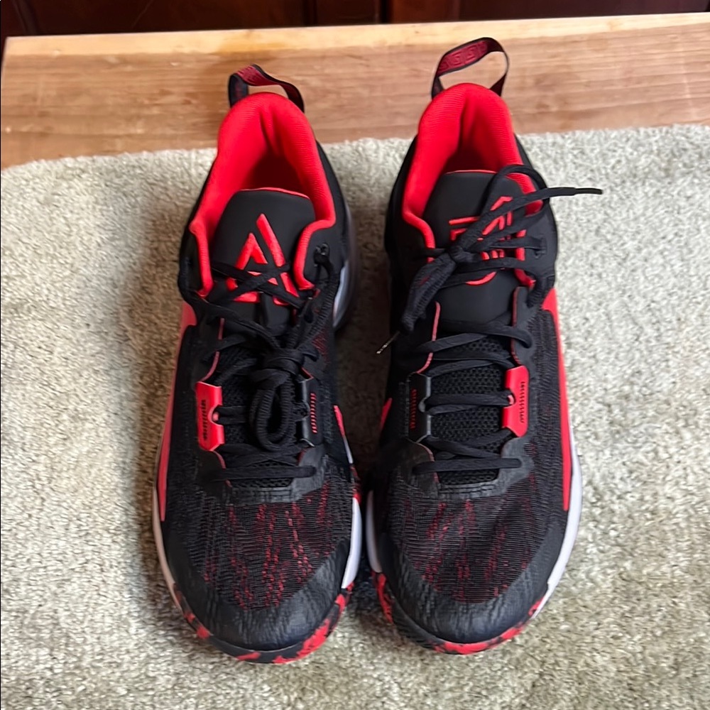 Men’s sz 11.5 Nike Giannis Immortality 2 black/red sneakers